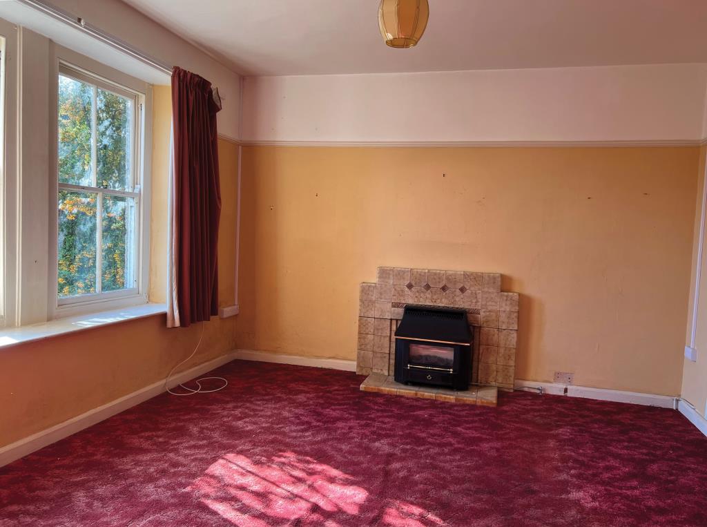 Lot: 25 - DETACHED HOUSE FOR IMPROVEMENT ON GOOD SIZED PLOT -